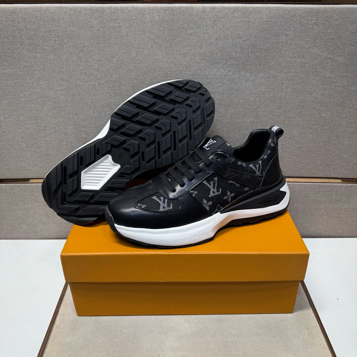 ⬛️Men's shoes 💰p442【LV～】Men's casual shoes 2025z cabinet sales simultaneously 🔶Size: 38-44#️⃣ 🔷2 colors🔜The upper is made of multi-material splicing➕Genuine leather lining, comfortable and breathable, sole: original comfortable and wear-resistant outsole, ⚠️Real shot📱Photographed🎬The real thing is better📢📢📢